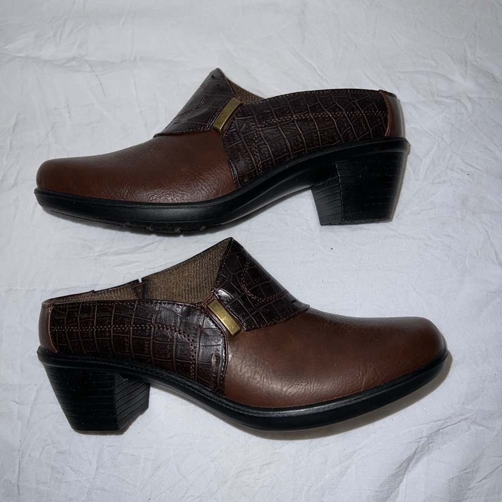 Easy Street Women’s Cynthia Brown Clogs/Mules - Size 6 - Picture 2 of 9